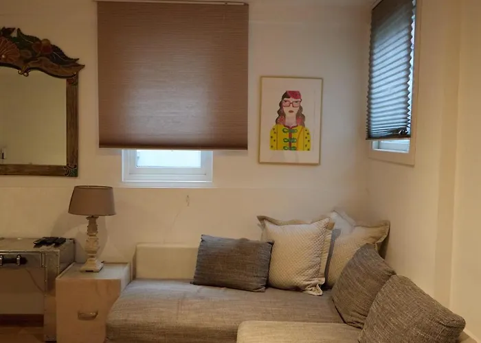 Redlight Canalview Centre *