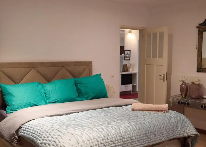 Redlight Canalview Centre *