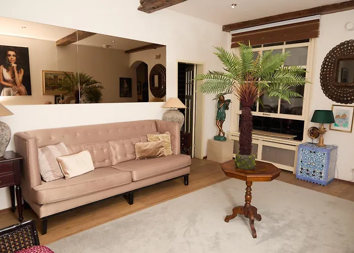 Redlight Canalview Centre